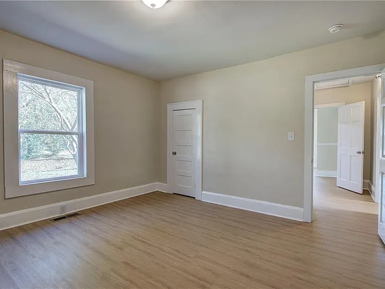 415 E 10th St SE — Photo 30