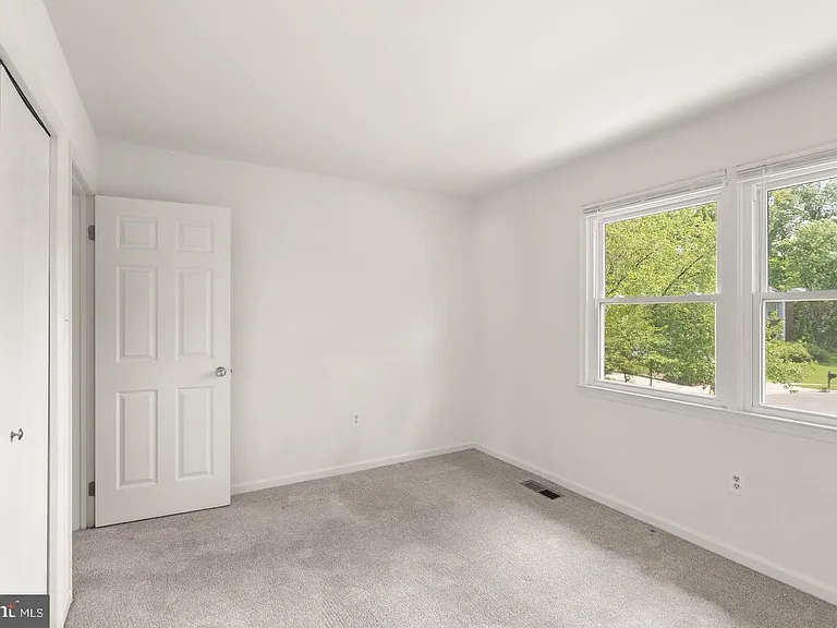 8902 Huxley Ct — Photo 32