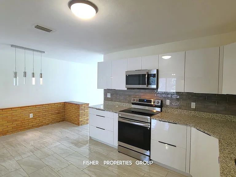 621 Riviera Dr — Photo 9