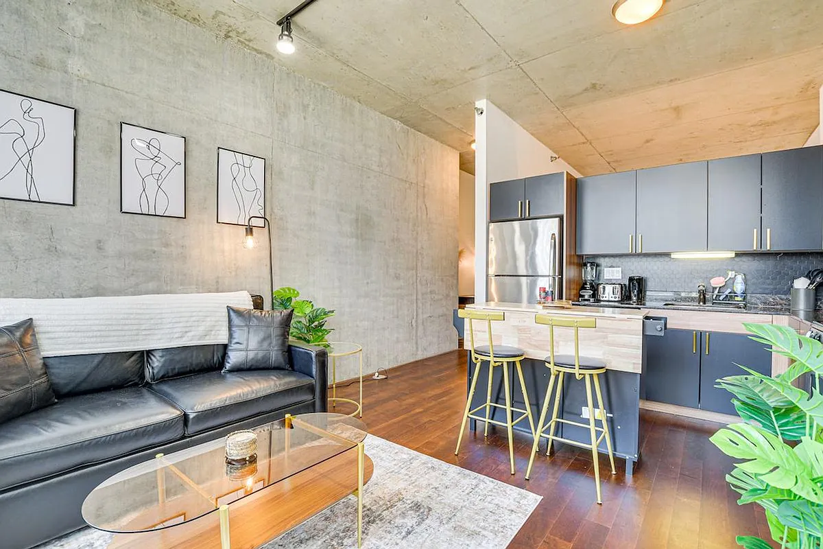 Living Room - 235 W Van Buren St #ID1306527P