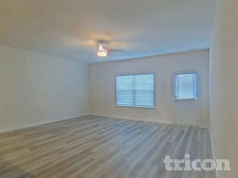 1004 Claas Way — Photo 6