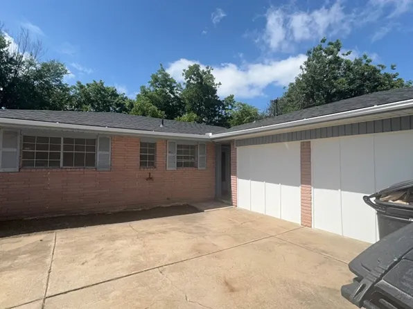 112 NE 9th St, Moore, OK 73160