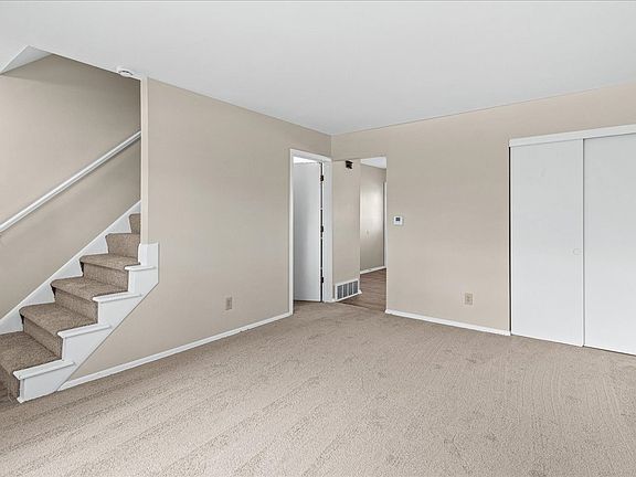 2nd image of 699 Hillsdowne Rd APT B