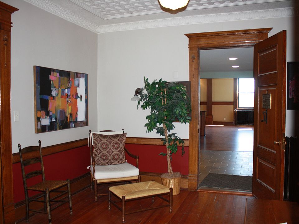 Foyer entrance to apartment
