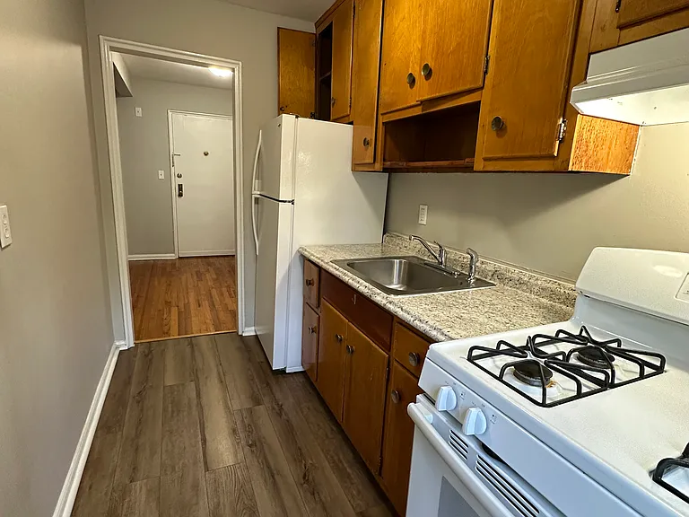 576 Whitney Ave #1K — Photo 4