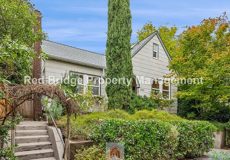 2619 NE Flanders St — Photo 1