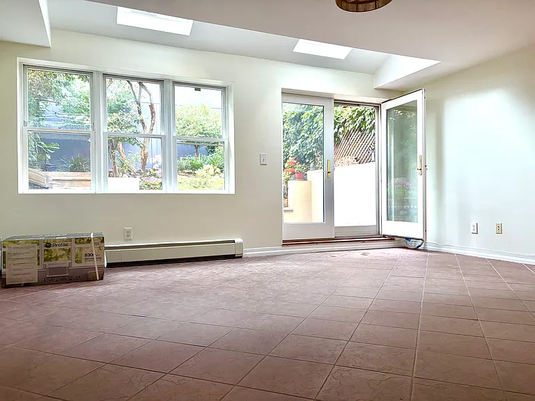 542 Clinton St #1 — Photo 4