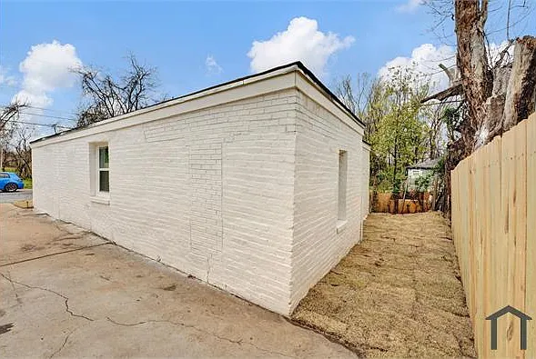 869 N Montgomery St — Photo 15
