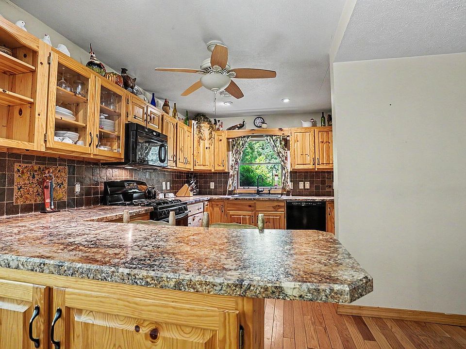 13th image of 126 48th St