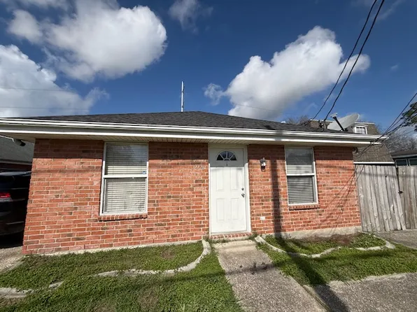 2726 Pakenham Dr, Chalmette, LA 70043