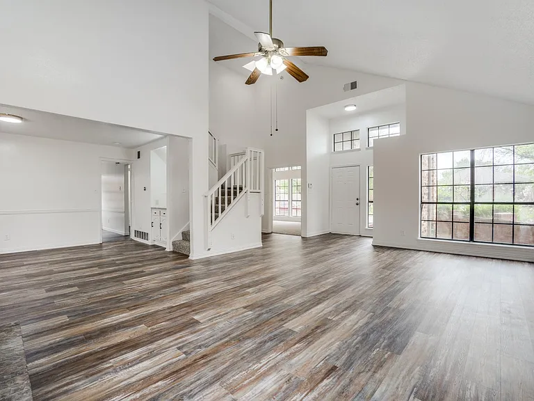 434 Wellington Dr — Photo 2