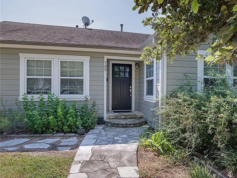 709 Inwood Dr — Photo 2