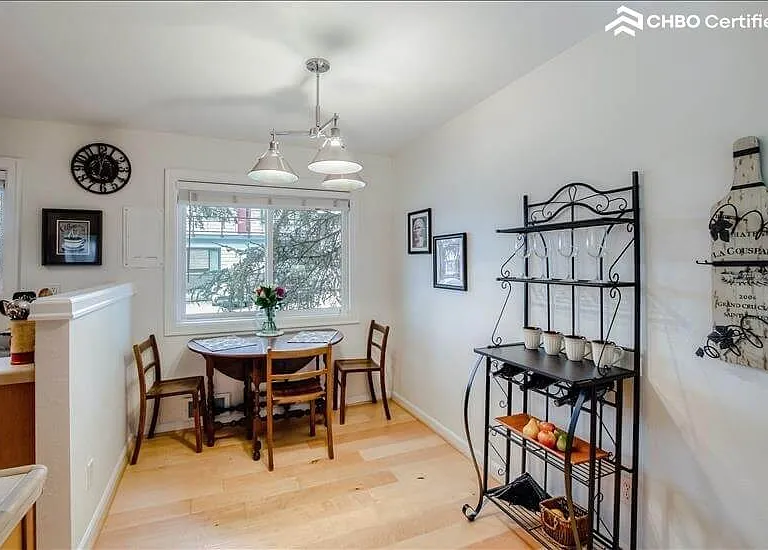 Dining area with expandable table