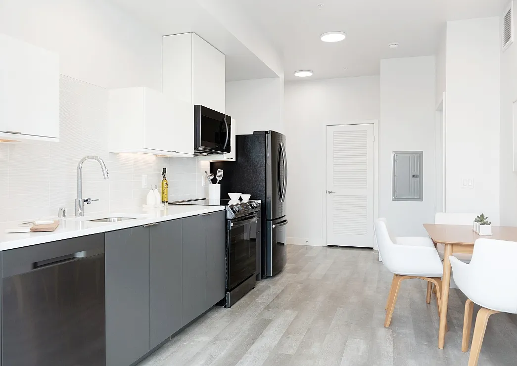 700 N Spaulding Ave — Photo 1