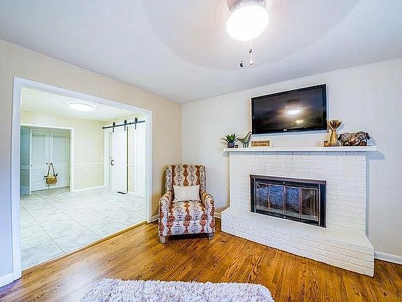 5th image of 2211 W Sherwood Ave