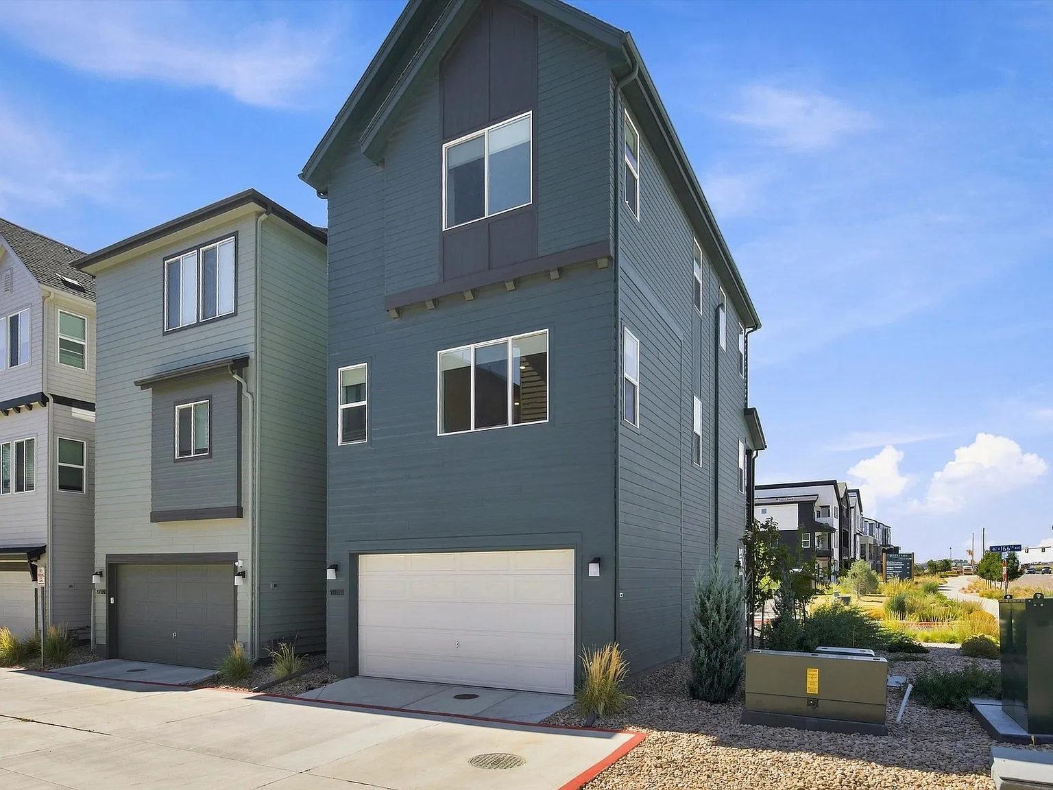 3 bed, 1981 sqft, $3,000 — Photo 3