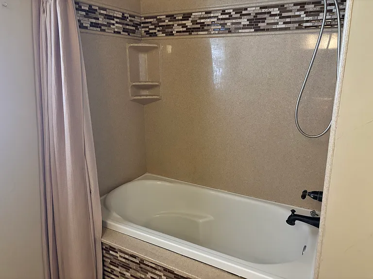610 W Bullock St — Photo 10