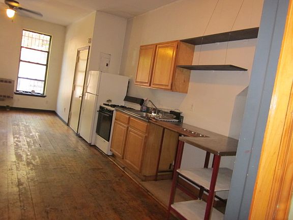 3rd image of 423 Wythe Ave APT 1