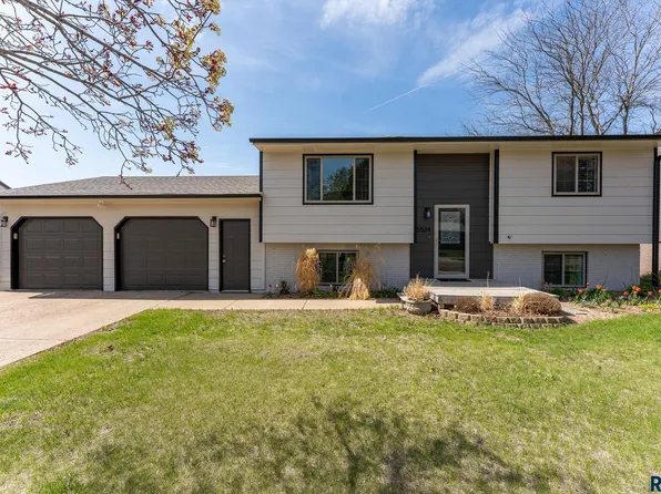 5524 W Deer Creek Dr, Sioux Falls, SD 57106