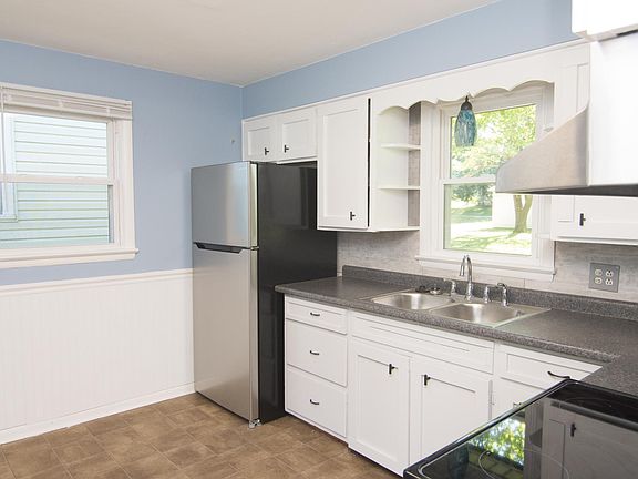 Newly renovated, including paint with modern grey tones, new tile back splash and stainless kitchen appliances & sink in the kitchen