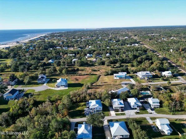 137 Grosvenor Pl, Waveland, MS 39576