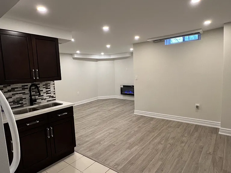 42 Butterfield Cres #LOWER A — Photo 3