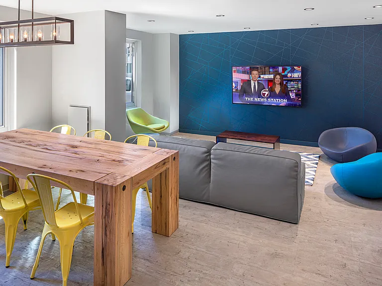 Peninsula Apartments — Photo 9