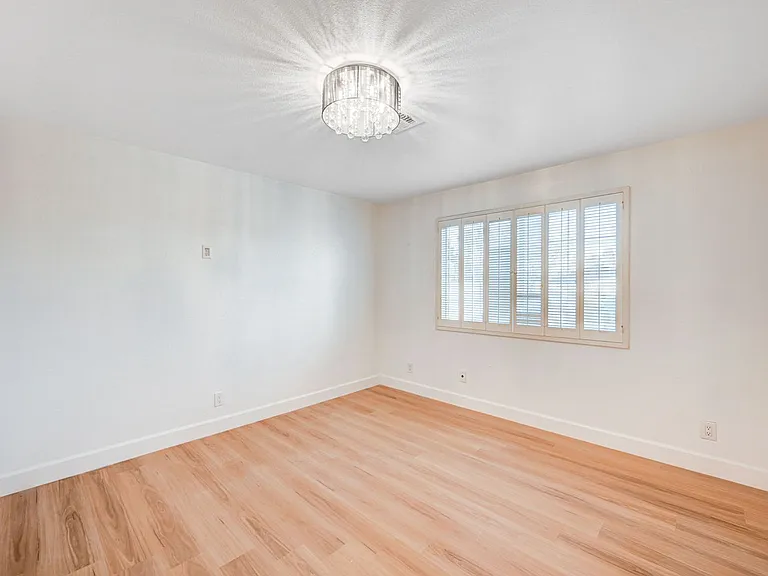 2916 W Oakey Blvd — Photo 7