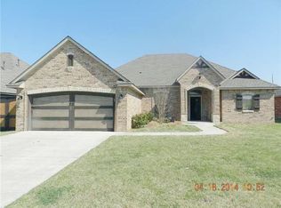 427 SW 28th St, Moore, OK 73160