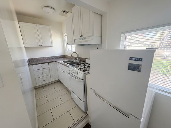 5th image of 14 Wavecrest Ave #16