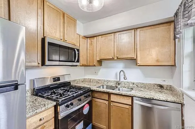 2828 N Jasmine St — Photo 2