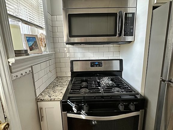 5th image of 1041 Sanford Ave Unit 2W