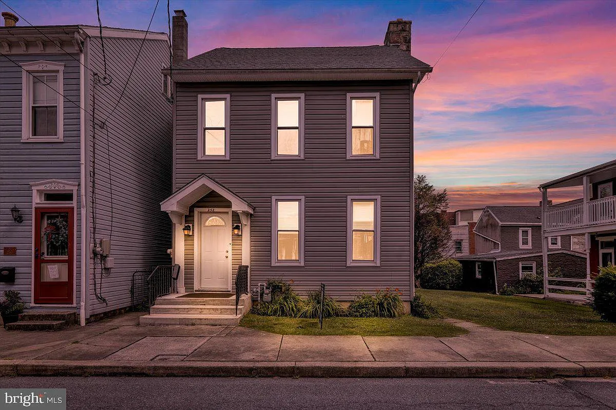 252 W Walnut St photo 1