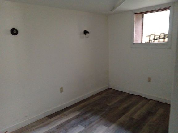 Bedroom has small closet .