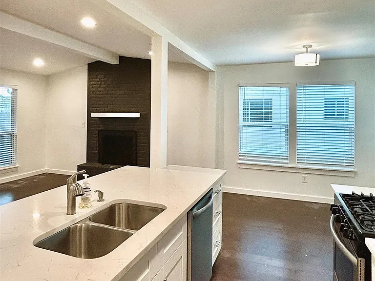 4914 Scarsdale Dr — Photo 10