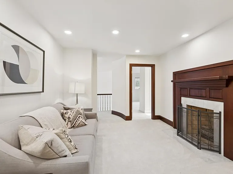 2430 Dorina Dr — Photo 28