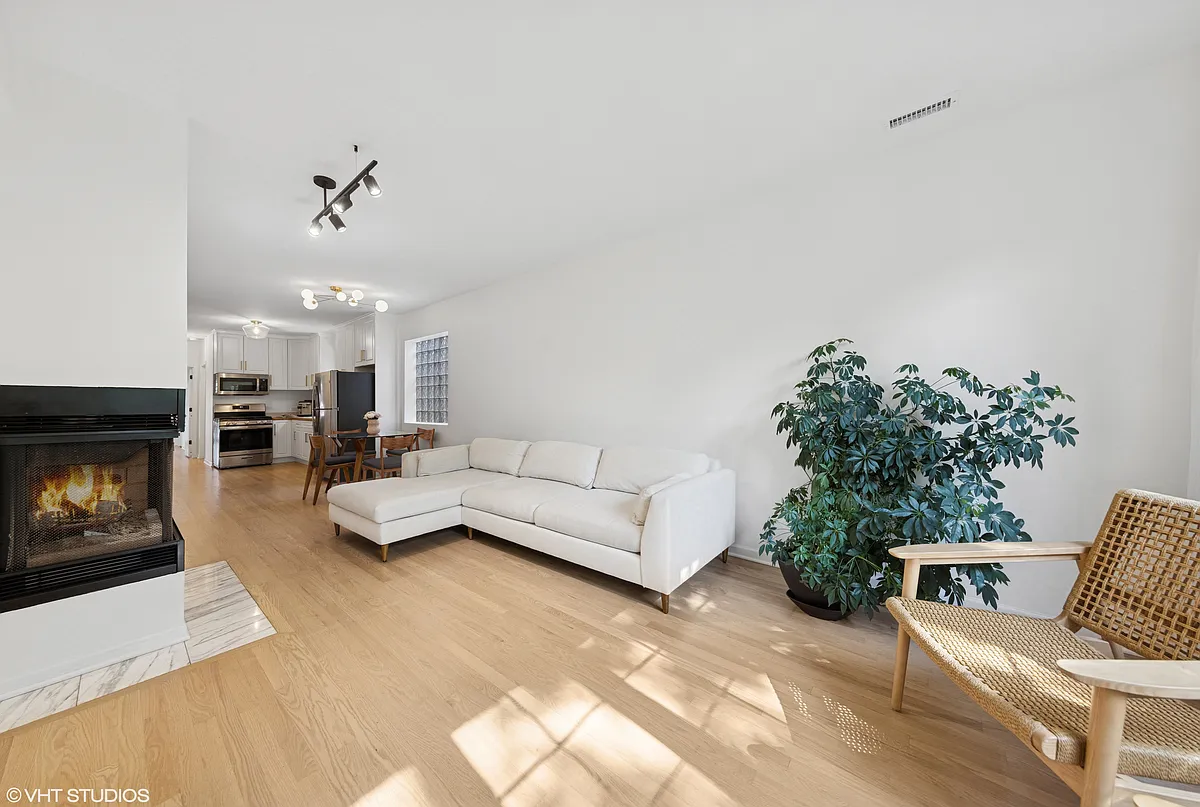 Living Room - 1064 N Marshfield Ave #2