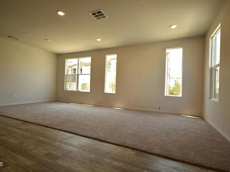 656 Martina St — Photo 4
