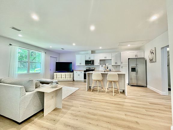 3rd image of 1009 Pinebrook Dr