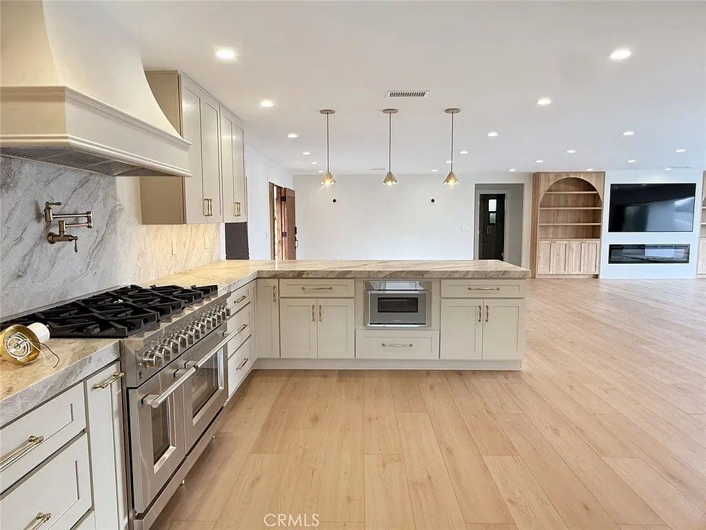 3 bed, 2026 sqft, $7,000 — Photo 3