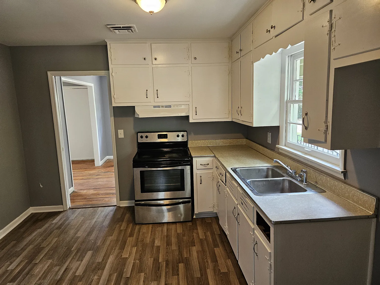 3 bed, 1117 sqft, $1,300 — Photo 2