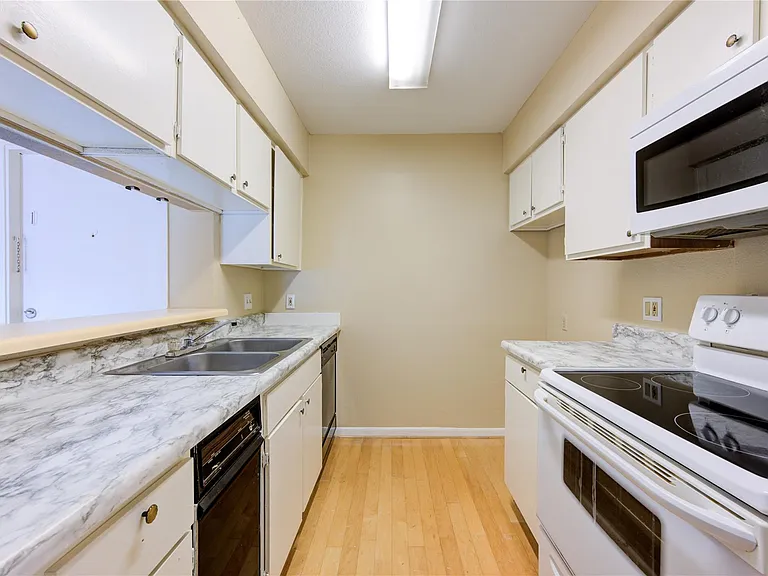 3055 Walnut Bend Ln #21 — Photo 9