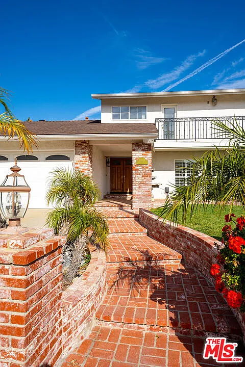 4 bed, 3.0 bath, 2295 sqft, $5,950 — Photo 2