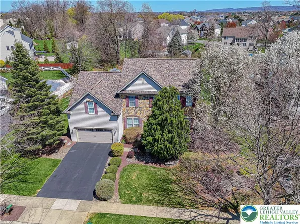 6986 Periwinkle Ct, Macungie, PA 18062
