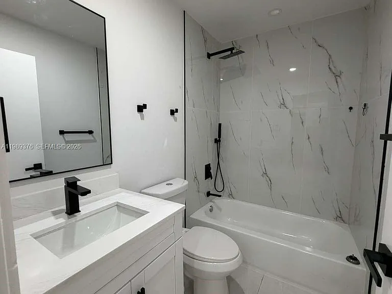 2425 SW 6th St #10 — Photo 10
