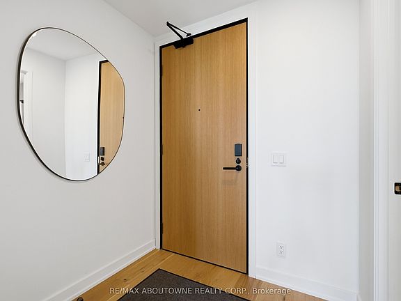 4th image of 899 College St #Penthouse 618