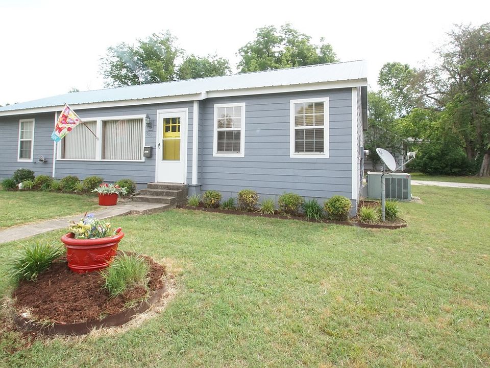 1st image of 900 N Vinita Ave
