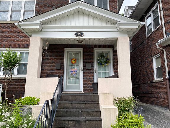 4th image of 2021 Kanawha Blvd E