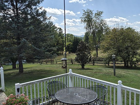3rd image of 98 Acorn Ln