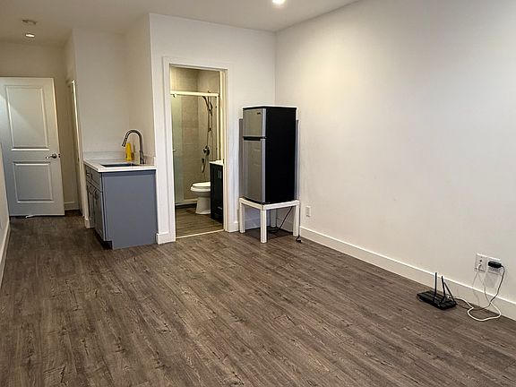 3rd image of 360 Sweeny St Room A
